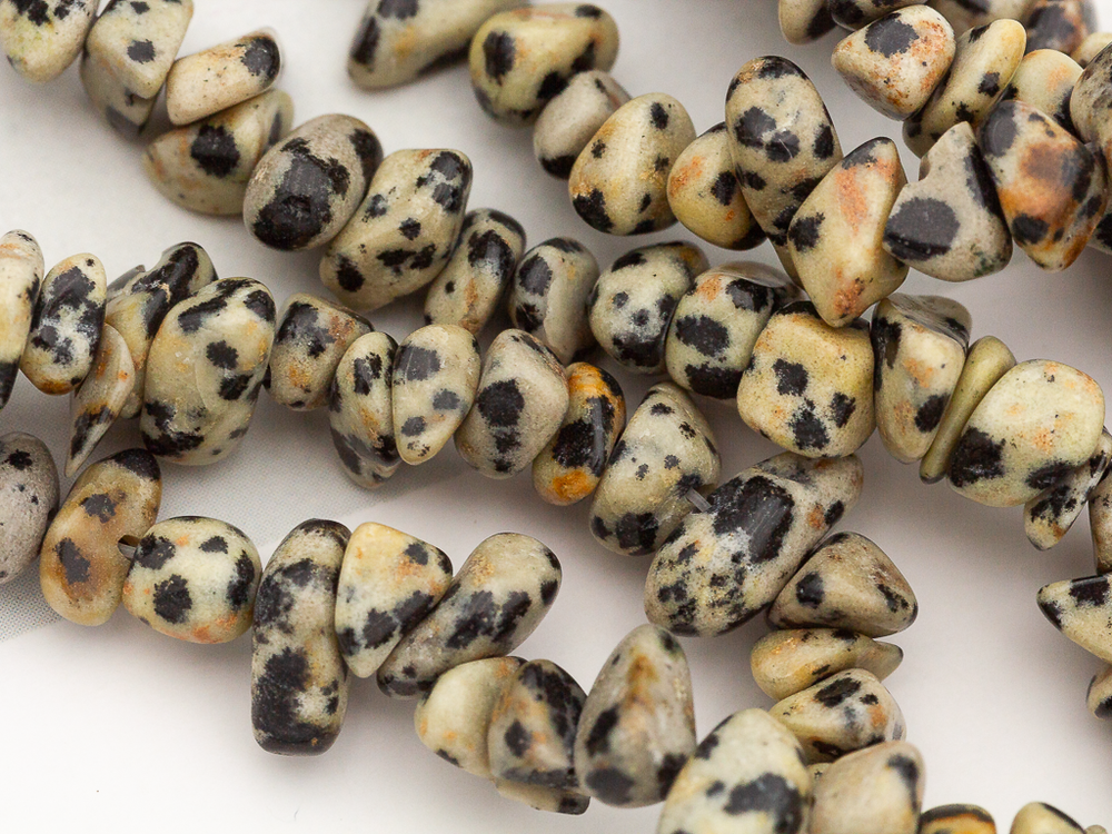 Нить бусины из далматиновой яшмы 7-8мм (галька)