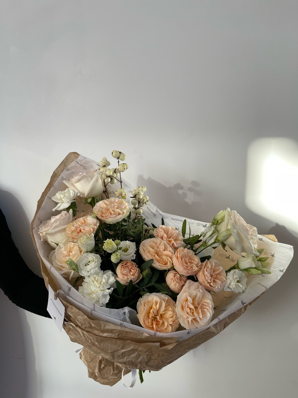 Букет раскидистой формы из кустовых пионовидных роз, эустомы, диантусов и ягод