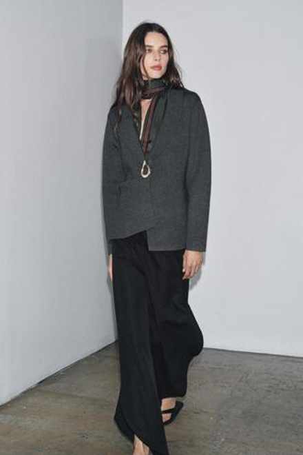ZARA ТРИКОТАЖНЫЙ БЛЕЙЗЕР С БРОШЬЮ, СЕРЫЙ