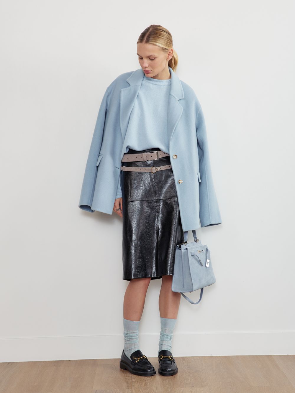 БАЗОВЫЙ ТОНКИЙ РЕМЕНЬ С ТРЕУГОЛЬНОЙ ПРЯЖКОЙ ЗАМША СЕРЫЙ