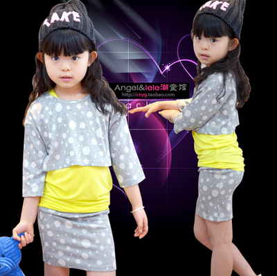 Костюм: укороченный свитшот и юбка с принтами кругов