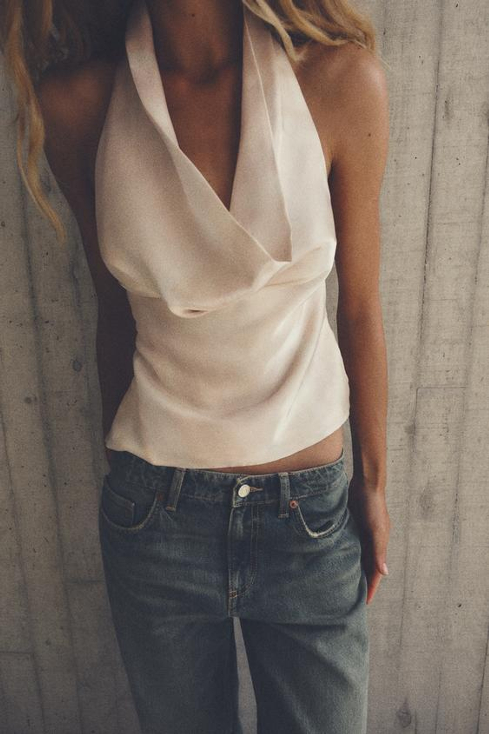 ZARA АТЛАСНЫЙ ТОП С ГОРЛОВИНОЙ ХАЛТЕР И СБОРКАМИ, ЭКРЮ