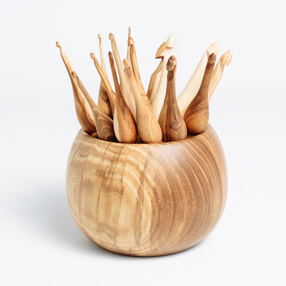 Вязальные крючки (17 шт) из разных пород древесины в комплекте с клубочницей. KN10