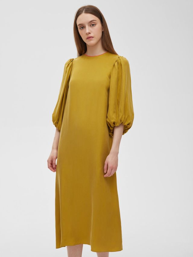 Платье с пышными рукавами горчичного цвета