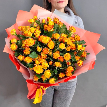 Букет из 13 кустовых роз сорта "Land of fire"