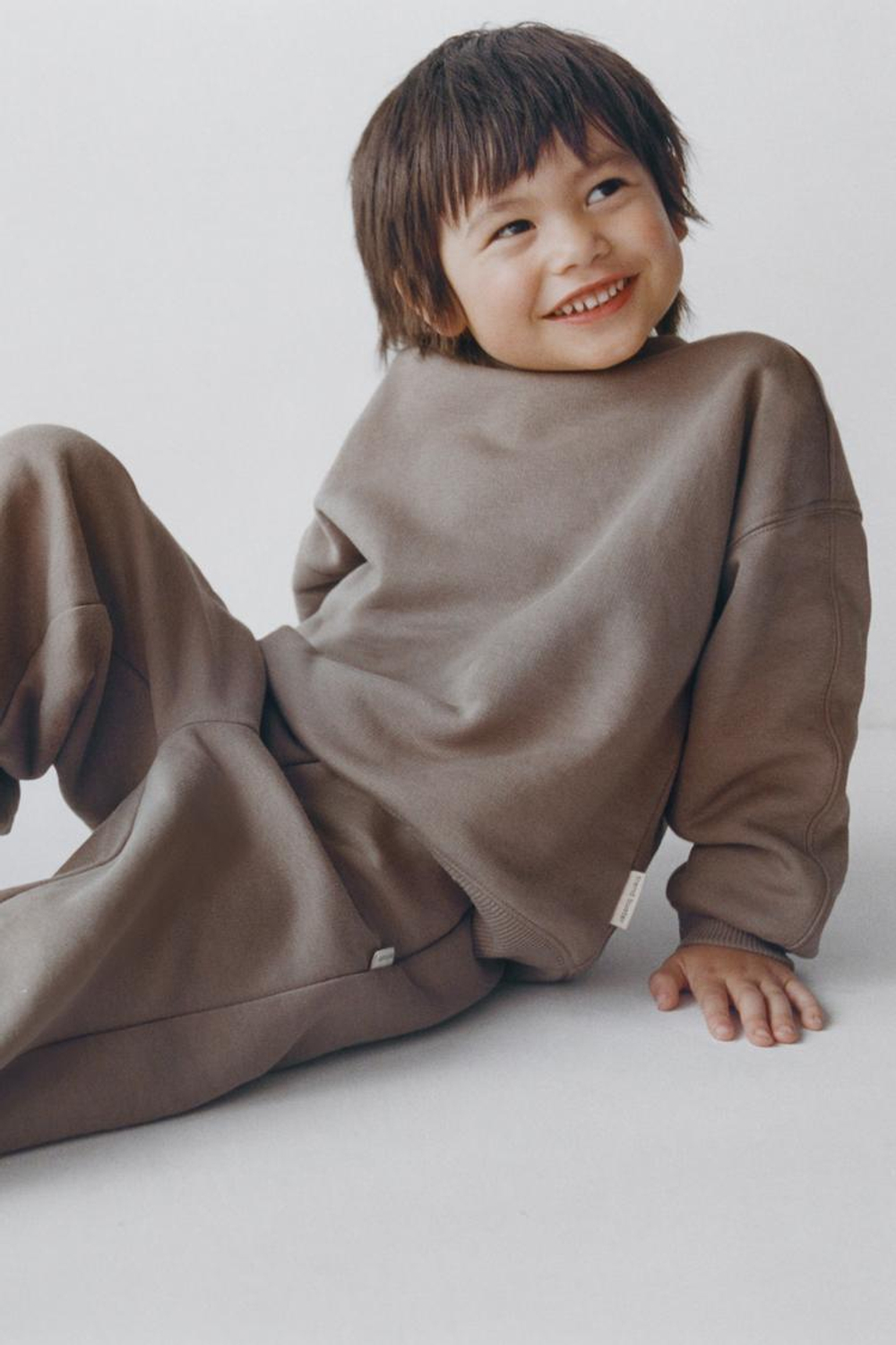 ZARA БАЗОВЫЙ КОМПЛЕКТ ТОЛСТОВКА И БРЮКИ-ДЖОГГЕРЫ С НАШИВКОЙ, СЕРОВАТО-КОРИЧНЕВЫЙ