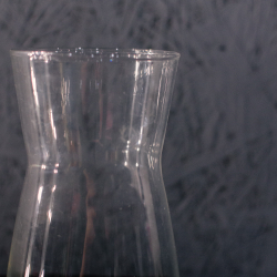 Аккуратная ваза-комплимент