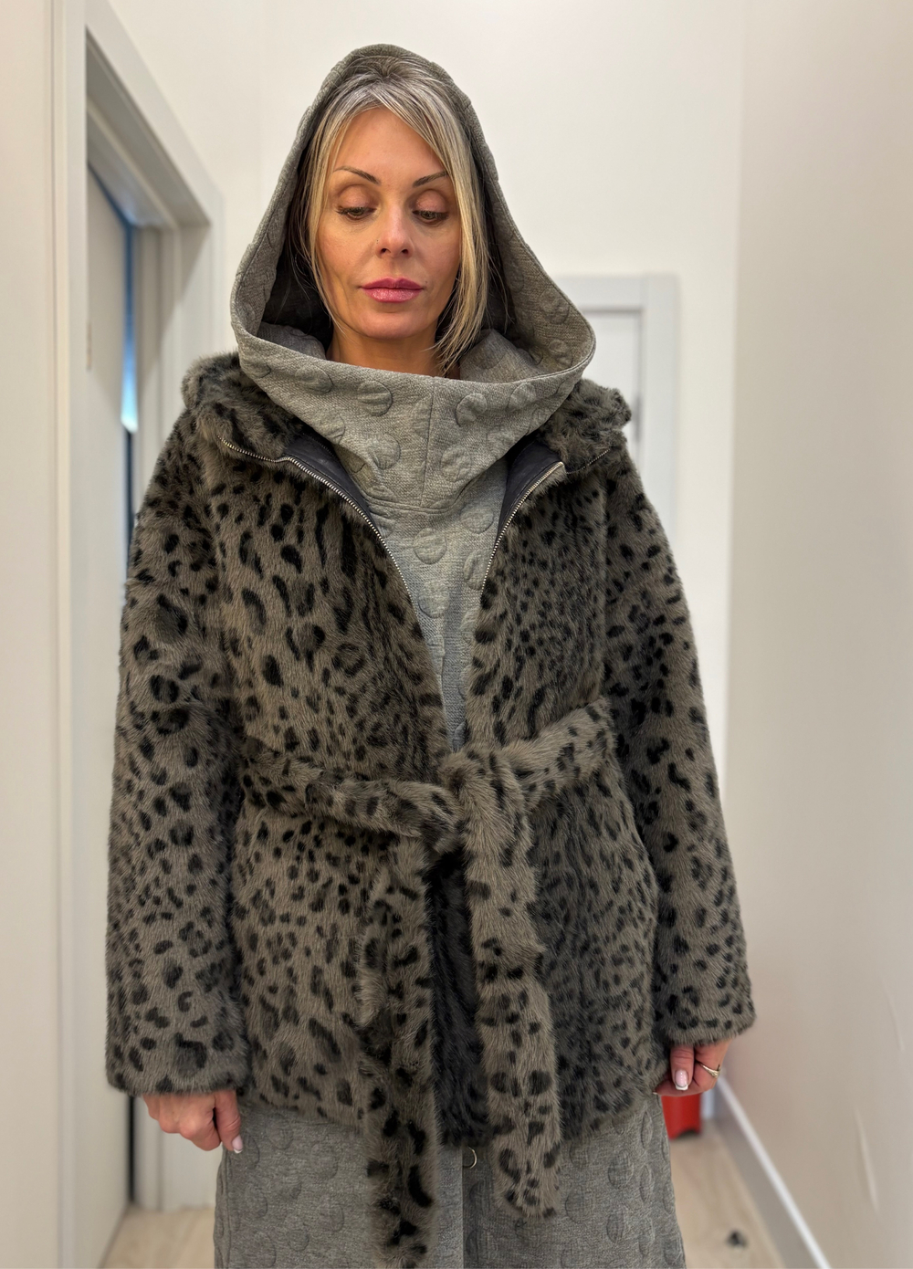 Шуба леопард с поясом / серый