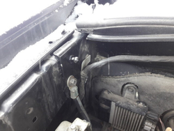 Амортизатор (упор) капота на Toyota Hilux 15-02(с 2004 по 2015 г.в.)Autoinnovation