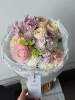 Букет из кустовых пионовидных роз, хризантемы, ранункулюсов и маттиолы