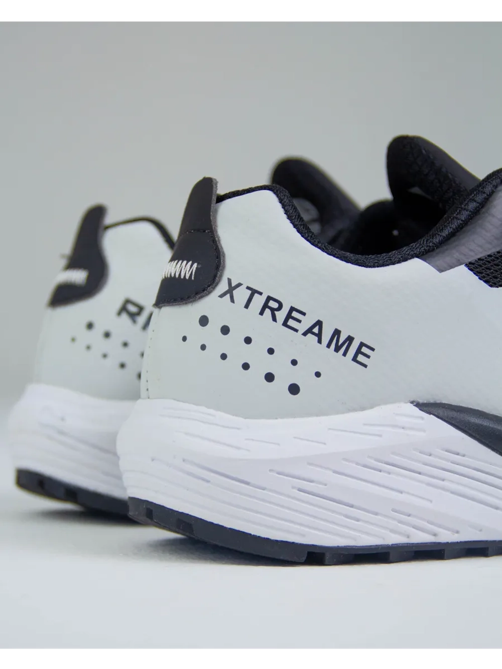 Облегченные беговые кроссовки