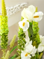 Напольная композиция из искусственных растений и цветов