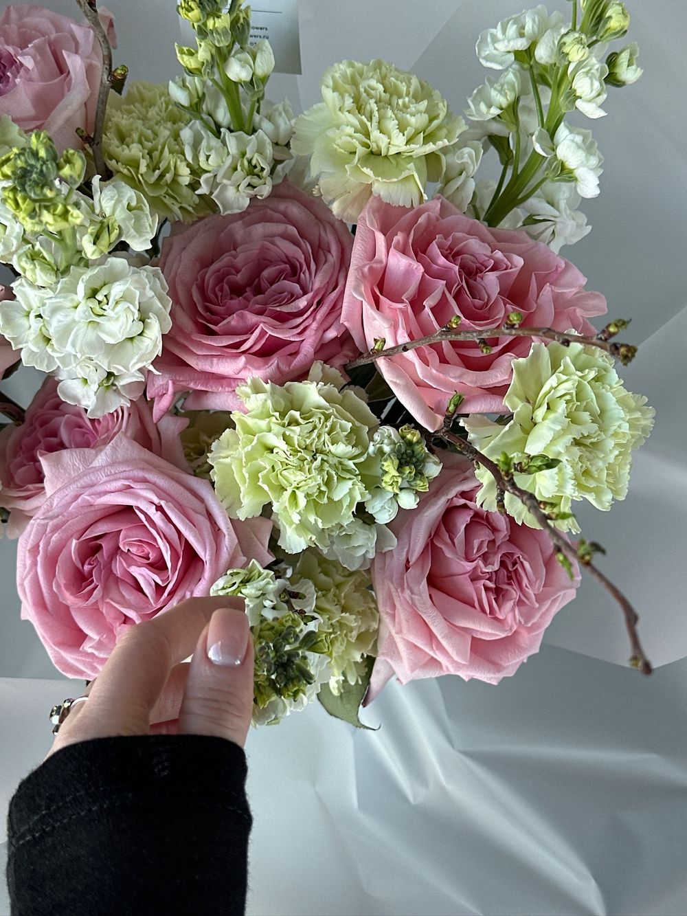 Букет сборный из одноголовых роз, диантусов, маттиолы и веток прунуса