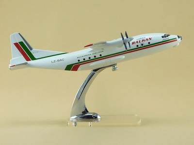 Модель самолета Ан-12 (М1:100, Balkan)