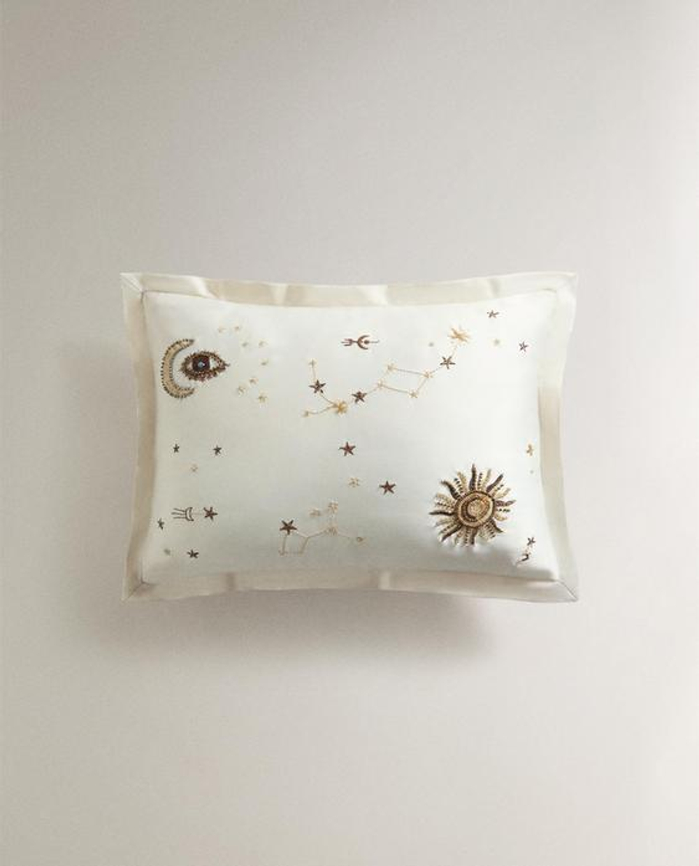 ZARA HOME - MARISA BERENSON ВЫШИТАЯ ПОДУШКА, БЕЖЕВЫЙ