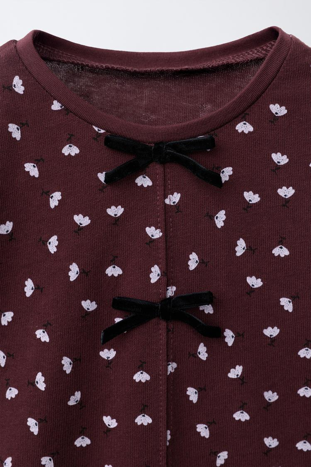 ZARA ФУТБОЛКА С ЦВЕТОЧНЫМ ПРИНТОМ И БАРХАТНЫМ БАНТОМ, ГРАНАТОВЫЙ