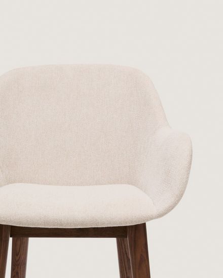 Полубарный стул Konna бежевого цвета с ножками из массива ясеня в темной отделке, 65 см Испания 