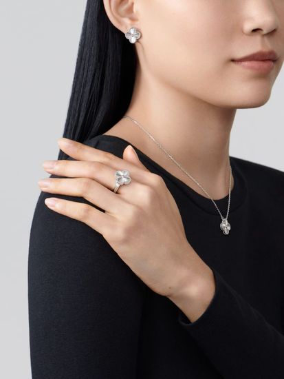 Серьги Van Cleef & Arpels Vintage Alhambra в белом золоте