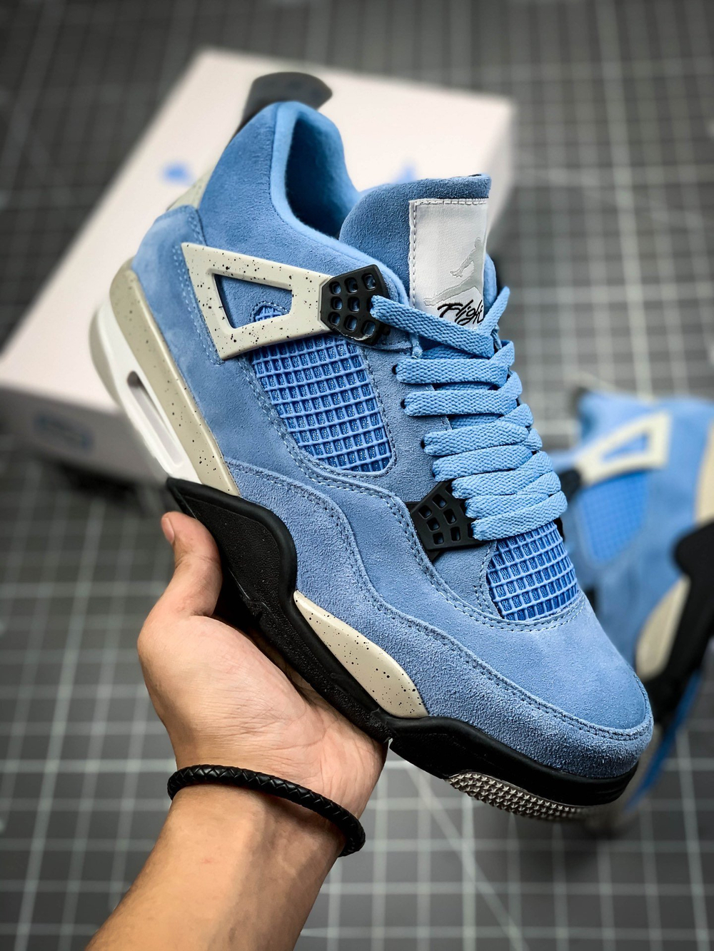 Купить в Москве недорого баскетбольные кроссовки Air Jordan 4 University Blue