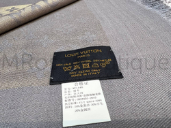 Графитовая шаль Louis Vuitton с металлизированной золотой нитью