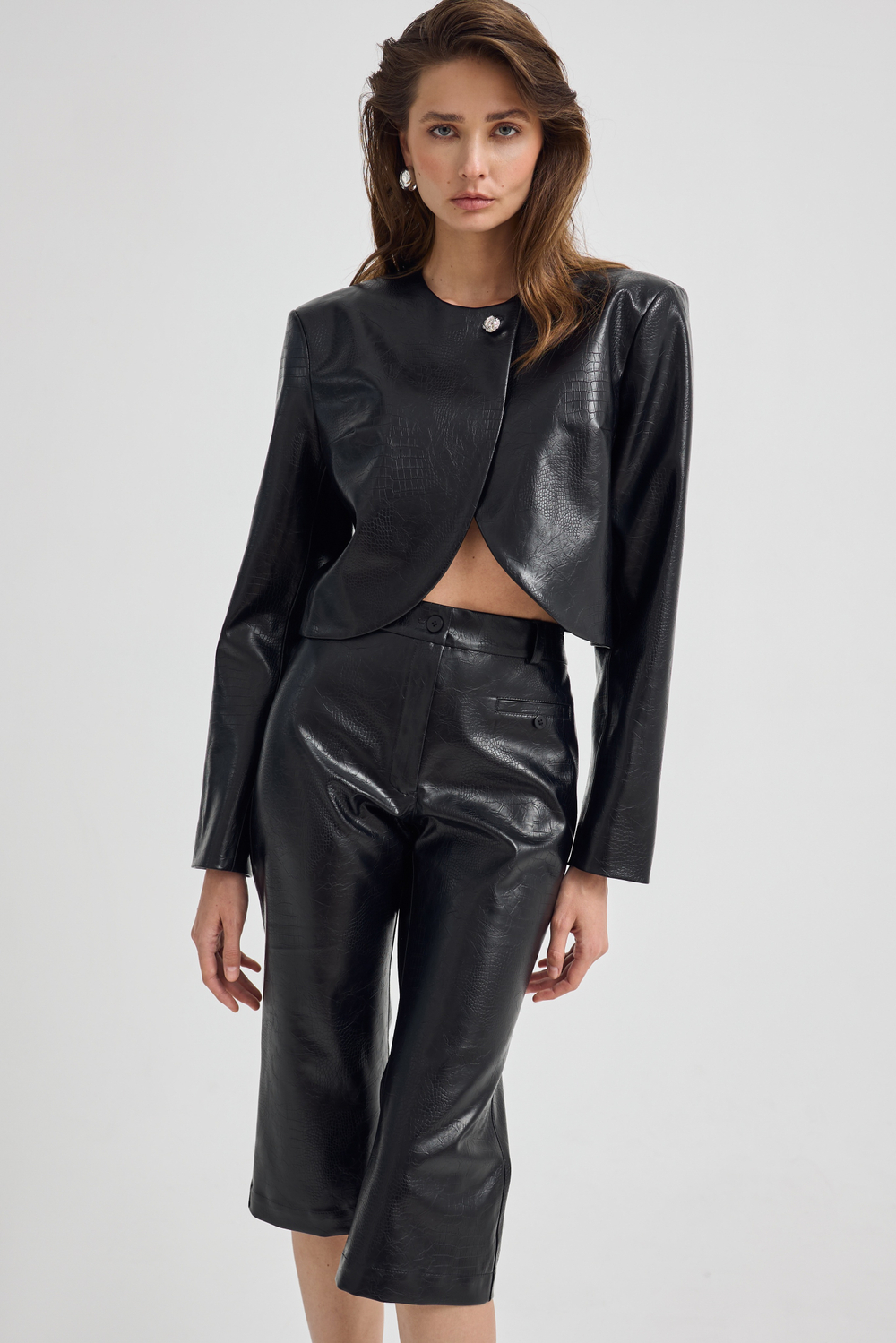 Комплект: укороченный жакет и капри из экокожи, размер S