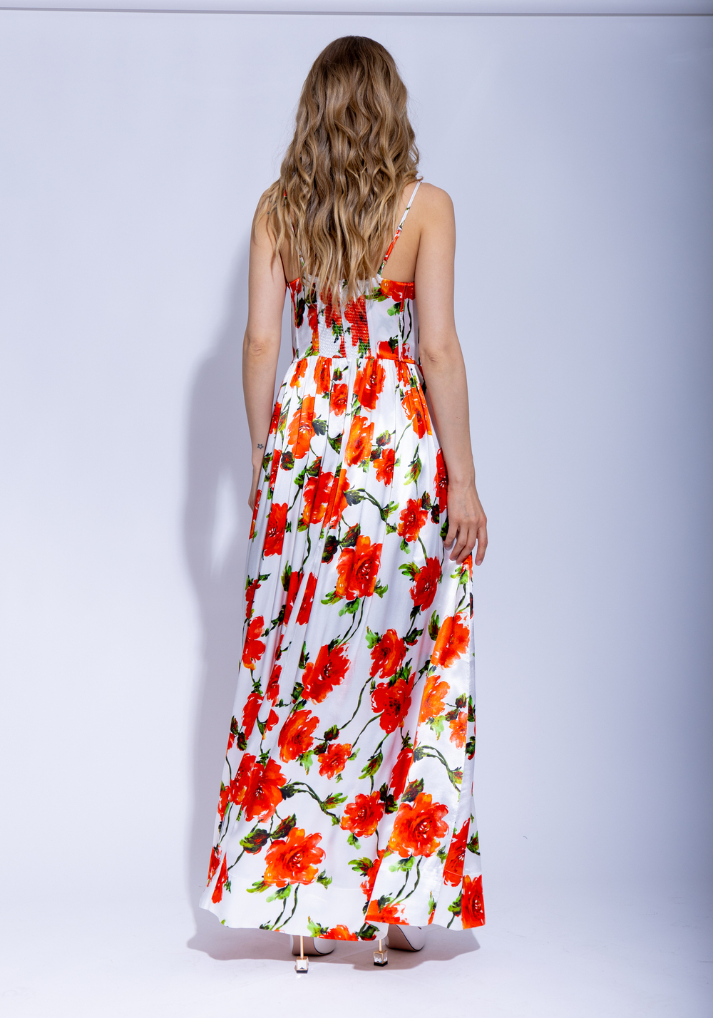Женский сарафан макси белого цвета с красочным цветочным принтом