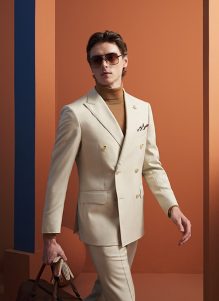 Двубортный костюм цвета топленого молока.