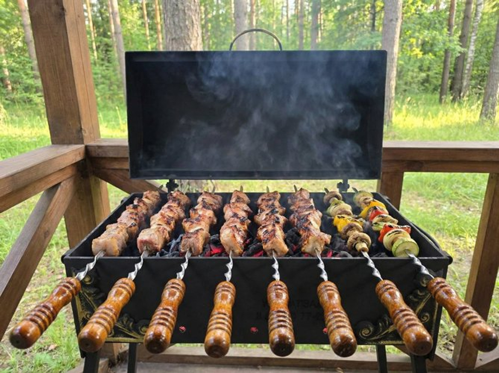 Если вы подбираете мангал купить в Казани и нужен компактный мангал 5 мм, рассмотрите мангал Сундучок с крышкой гриль: это складной мангал для дачи и выездов, который удобно перевозить и хранить, при этом он подходит как мангал для шашлыка, мангал для мяса и овощей и как мангал гриль с крышкой. Можно докупить решетку гриль, шампуры, совок и кочергу, а если нужен казан — отдельно подобрать подставку под казан и сам казан в магазине; доступна доставка по Казани и отправка по России.