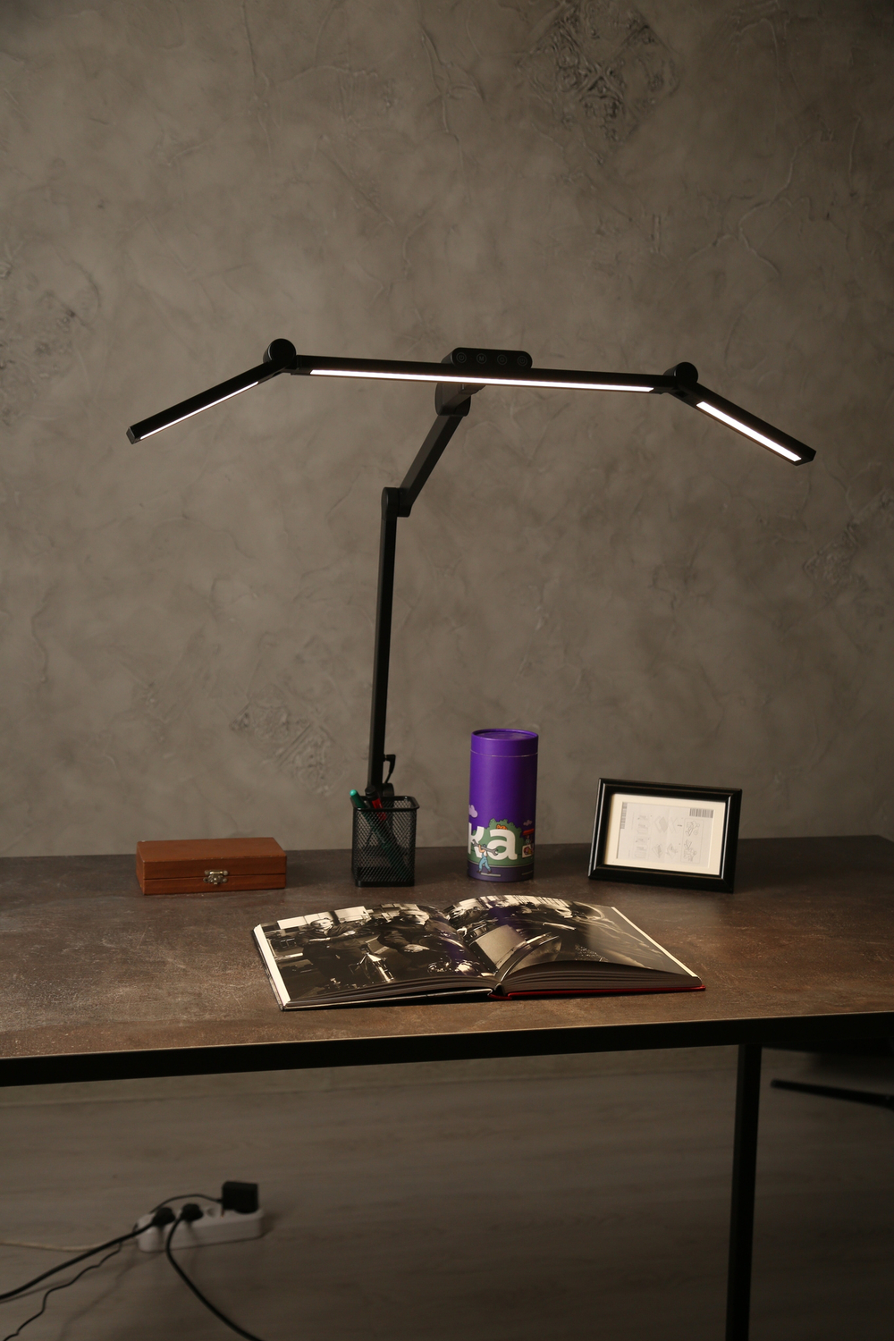 Светильник FRIENDME бестеневой настольный на струбцине светодиодный No. 3 черный с тройным источником света. Яркость - 1300 lum. 24W.