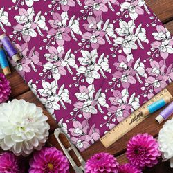 Ткань оксфорд 600 эскизы белых и розовых цветов на сиреневом фоне