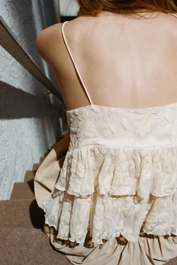 ZARA ТОП НА БРЕТЕЛЯХ С ВОЛАНАМИ, ЖЕЛТОВАТО-БЕЛЫЙ