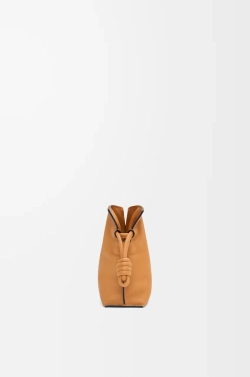 Loewe Мини-клатч Flamenco из телячьей кожи наппа, светло-коричневый