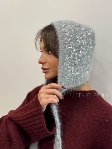 Вязаный серый чепчик из ангоры с пайетками