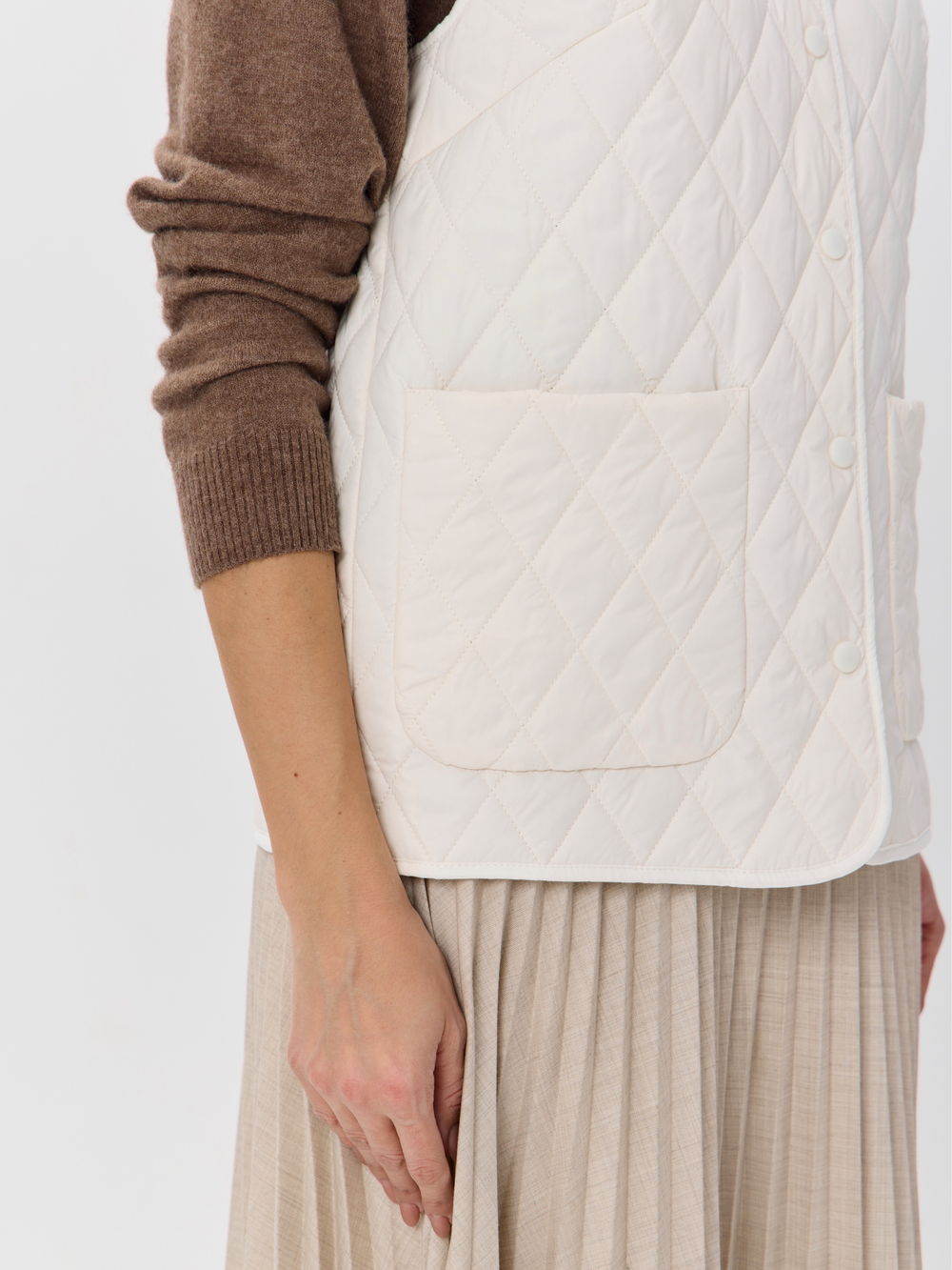 Легкий стеганый жилет с накладными карманами