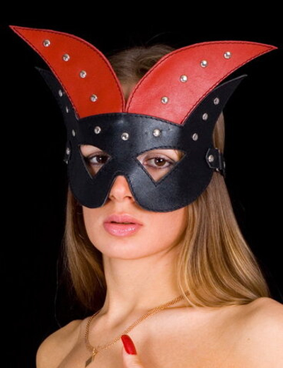 Чёрно-красная кожаная маска на глаза с клёпками (Цвет: черный с красным)