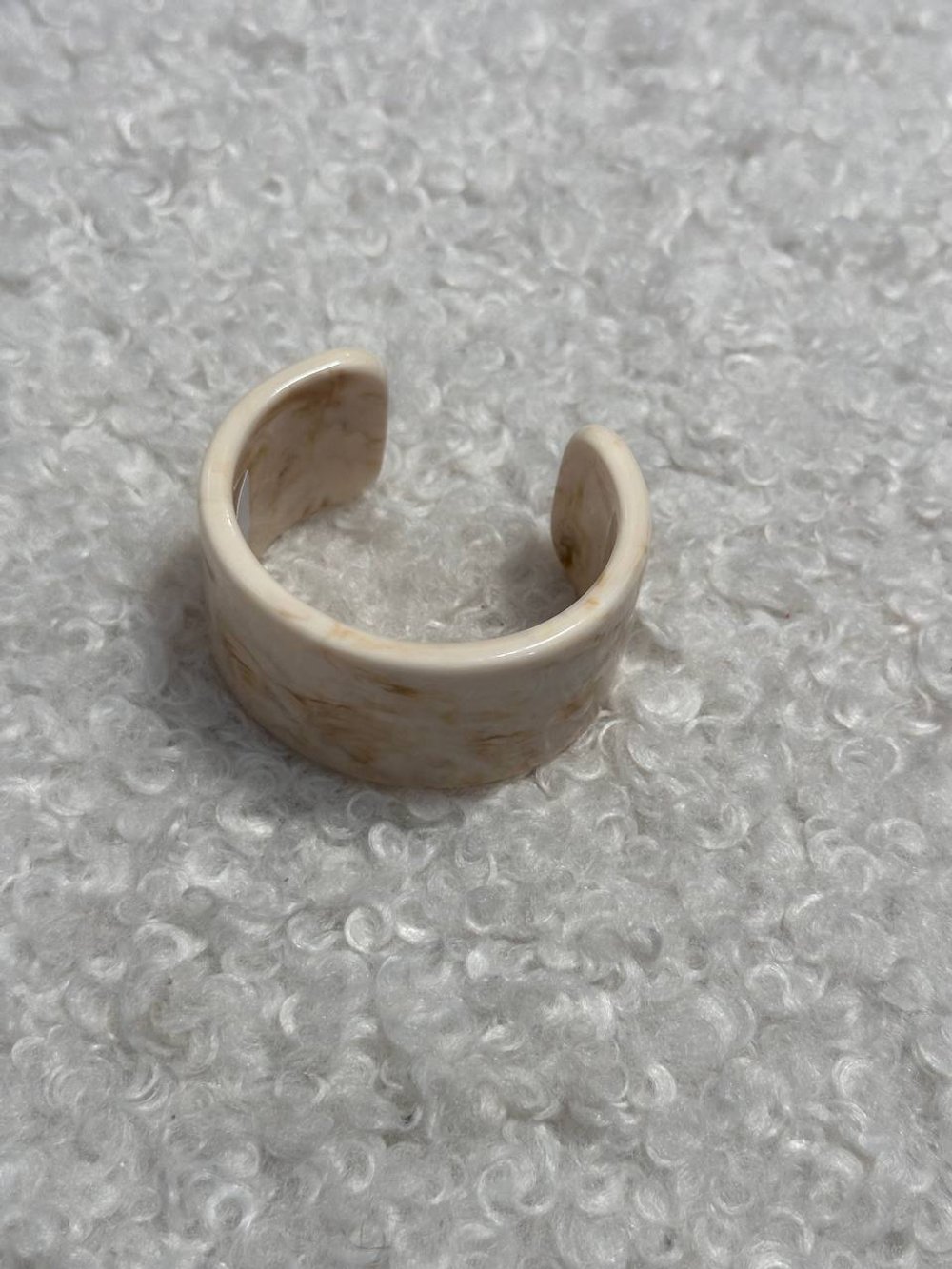 Браслет из смолы широкий полукруг