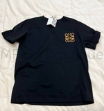 Черная футболка Loewe с декоративной эмблемой на груди