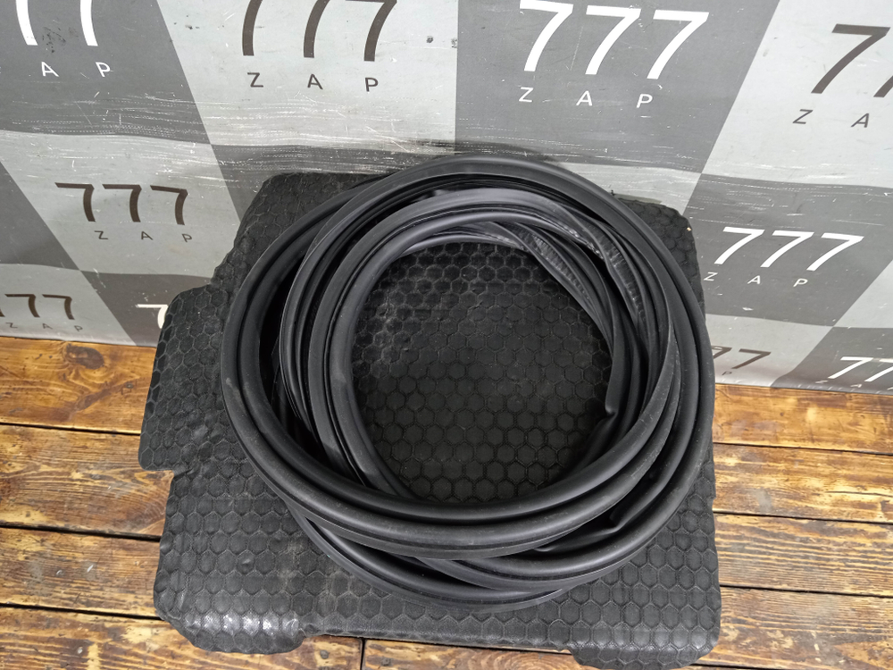 Уплотнитель крышки багажника Geely Tugella 19-нв Б/У Оригинал 5062532600
