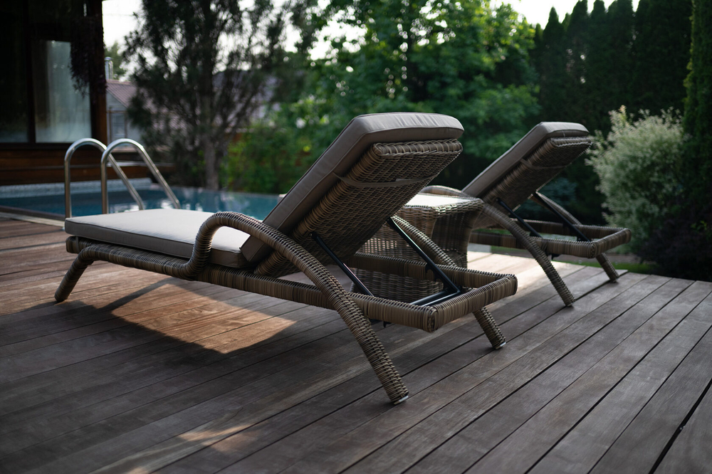 Шезлонг лежак Fiji из искусственного ротанга с подушкой