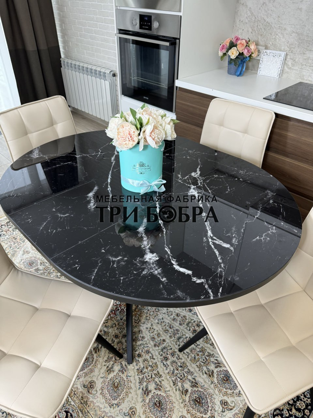 Круглый стеклянный раздвижной стол "Черный оникс" и стулья "ГУЧИ" ваниль