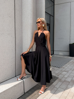 Платье в длине миди с ожерельем на горловине