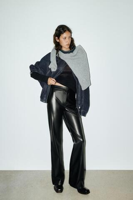 ZARA БРЮКИ FLARE ИЗ ИСКУССТВЕННОЙ КОЖИ, ЧЕРНЫЙ