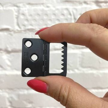 FC428.100 Зубчатая петля с 3 отверстиями для запресовки