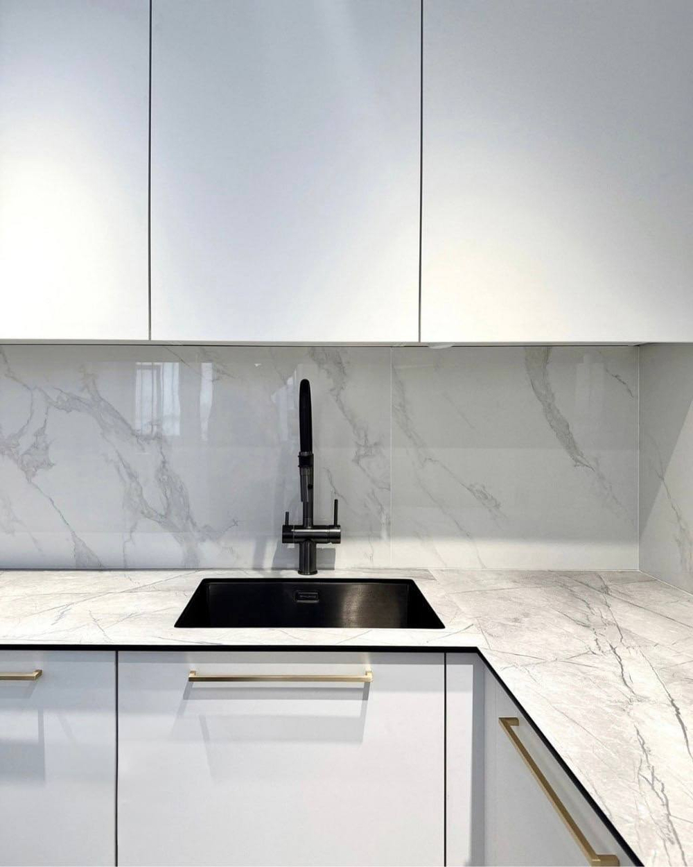 Кухня «Белый рассвет» с золотыми сатиновыми ручками