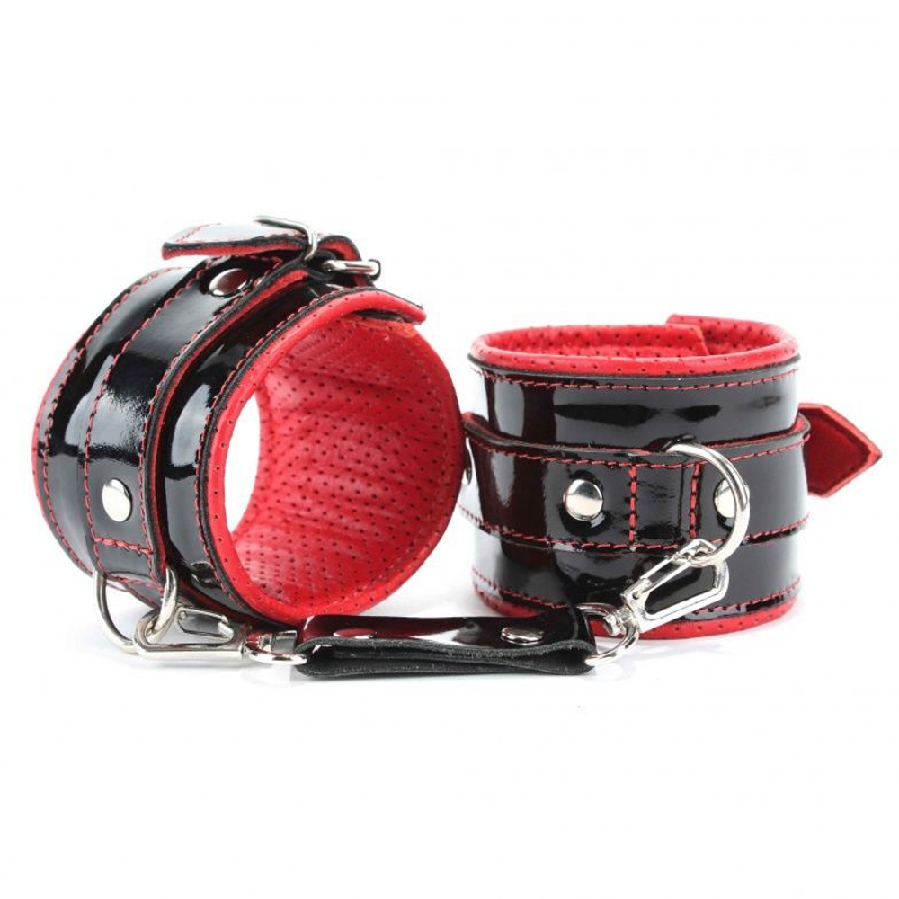 Чёрно-красные лаковые перфорированные наручники (Цвет: черный с красным)