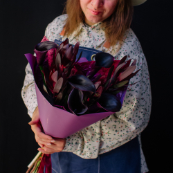 46. Насыщенный дуо-букет с каллами и леукондендронами