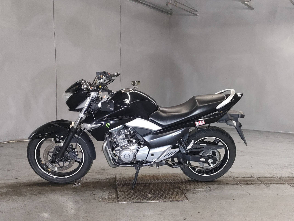 Suzuki GSR250 2015