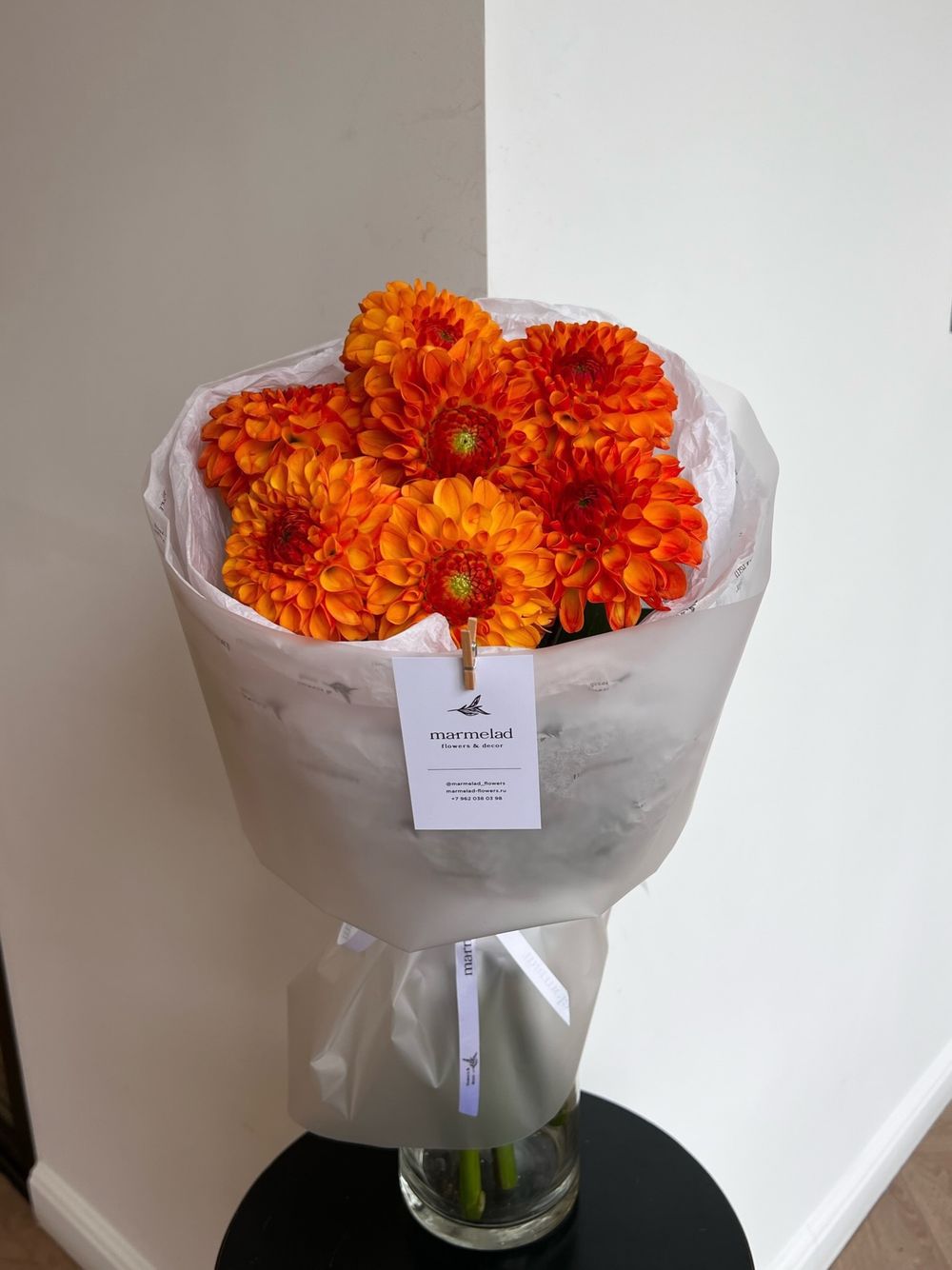 Букет из георгин в оранжевом оттенке