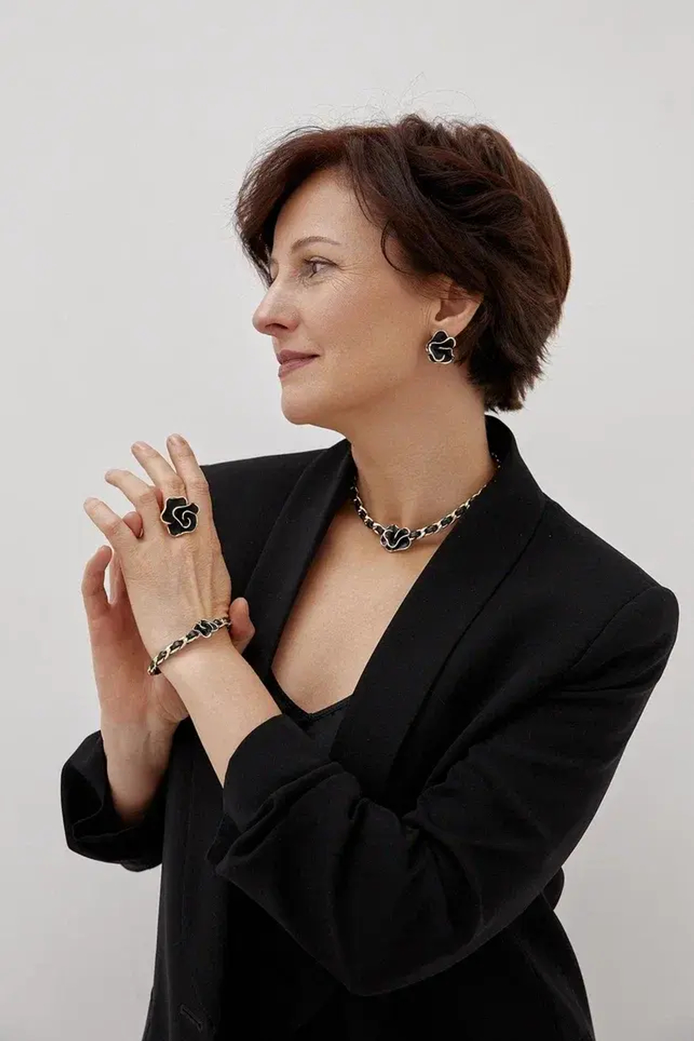 Серьги розы черная эмаль, оттенок золото