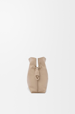 Loewe Сумка-клатч среднего размера Flamenco из телячьей кожи наппа, песочный